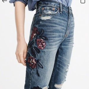 High waisted embroidered jeans🌸